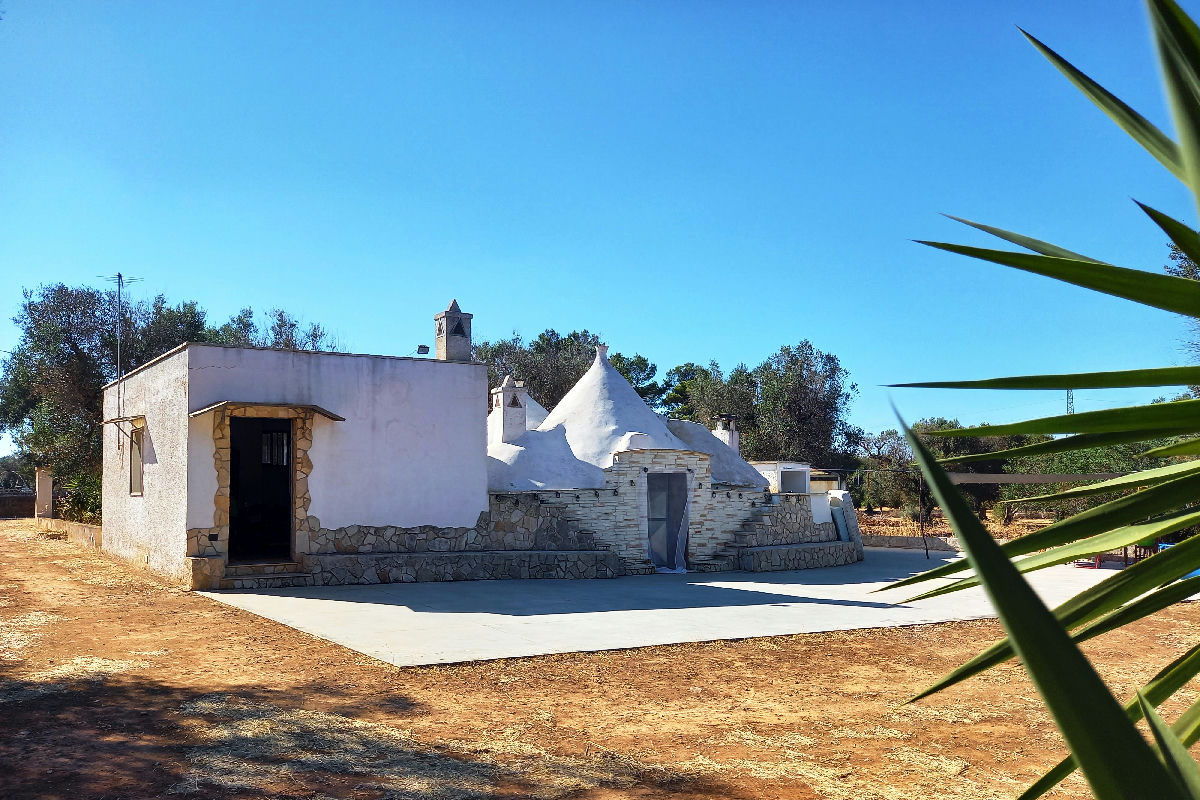 Trullo with Lamia to Restore in the Countryside of San Michele Salentino