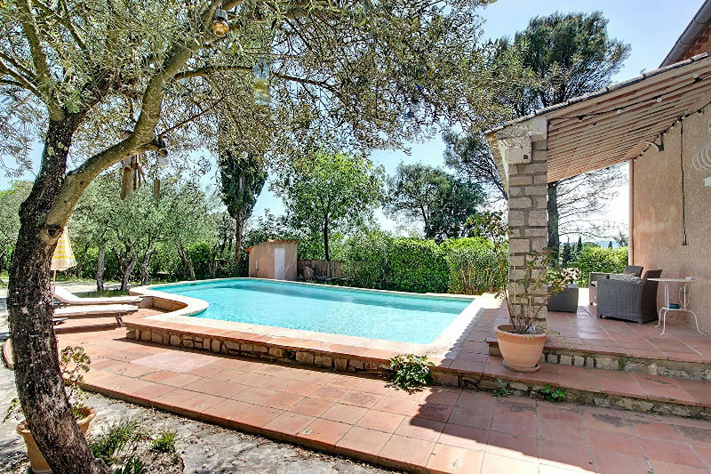 6-room house of 144 m² + pool + garage on 1692 m² plot