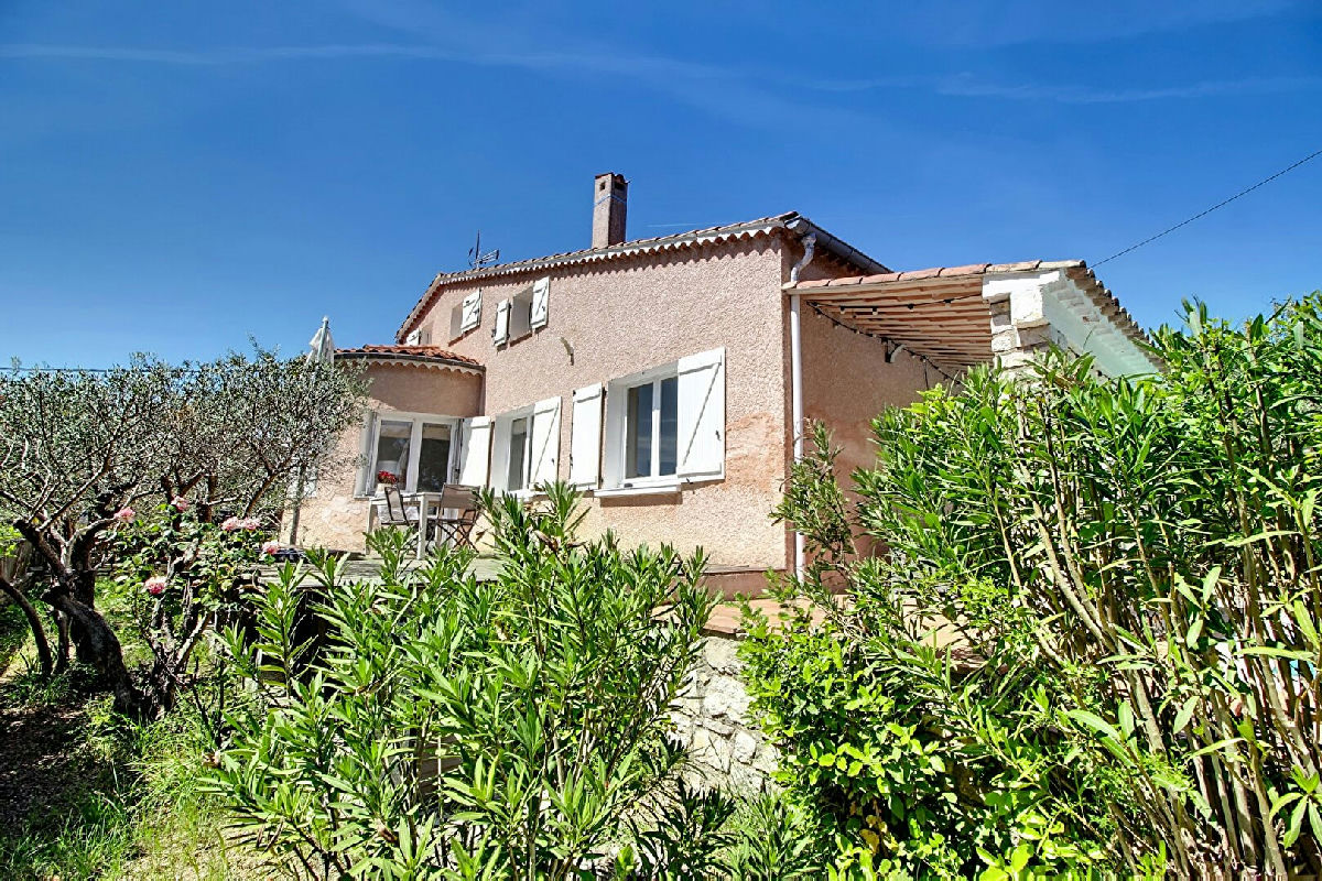 6-room house of 144 m² + pool + garage on 1692 m² plot - 2