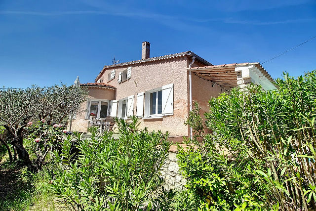 6-room house of 144 m² + pool + garage on 1692 m² plot - 2