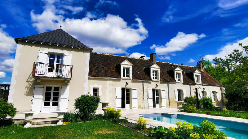 Elegant Renovated Country Home with 6-beds and swimming pool