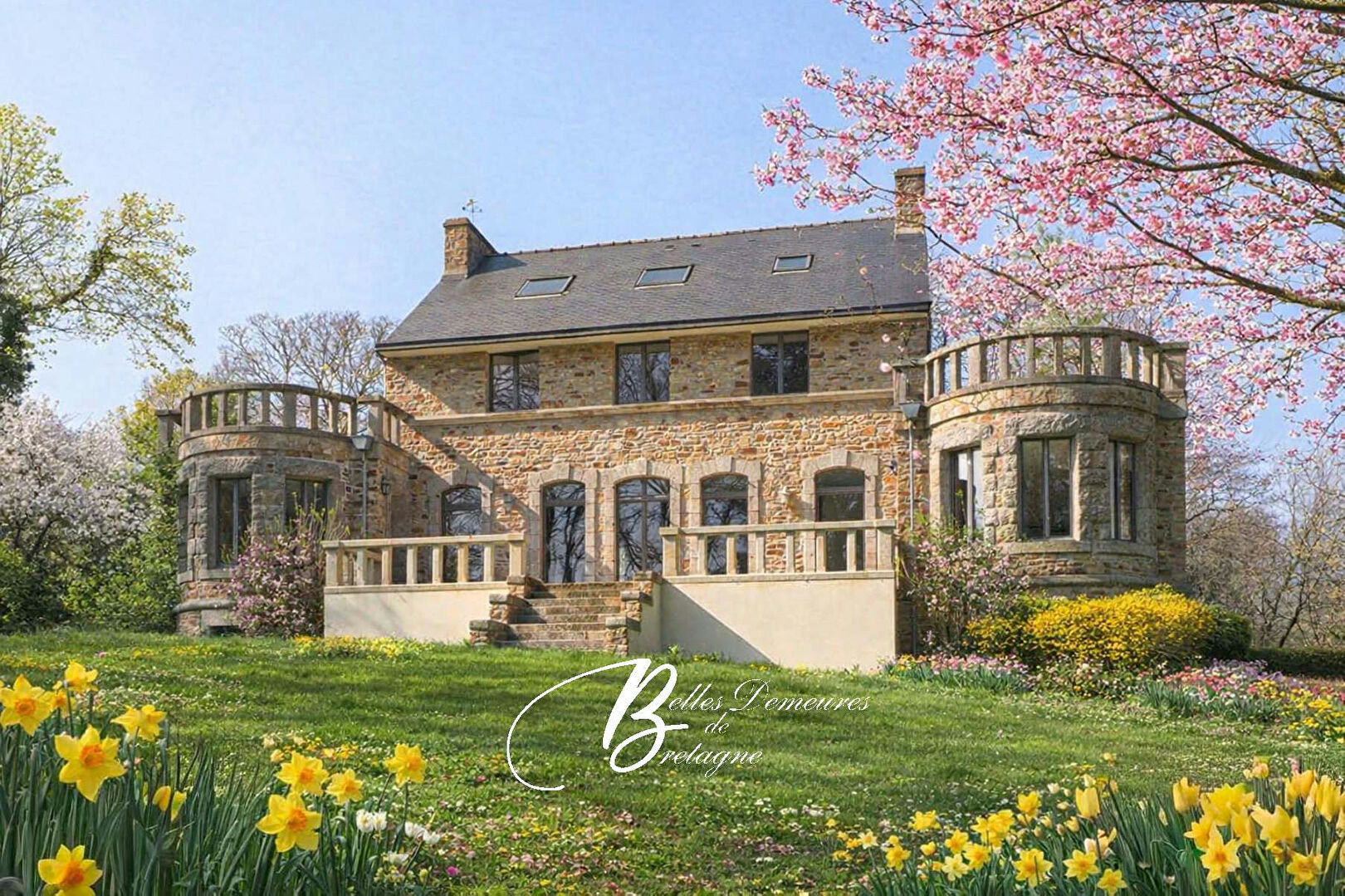 Manor house with 2 independent houses on over 1 ha. Finistère
