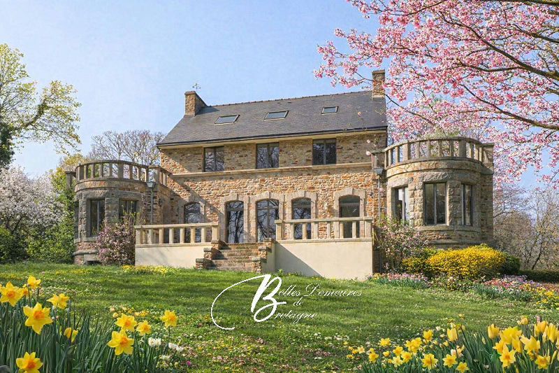 Manor house with 2 independent houses on over 1 ha. Finistère