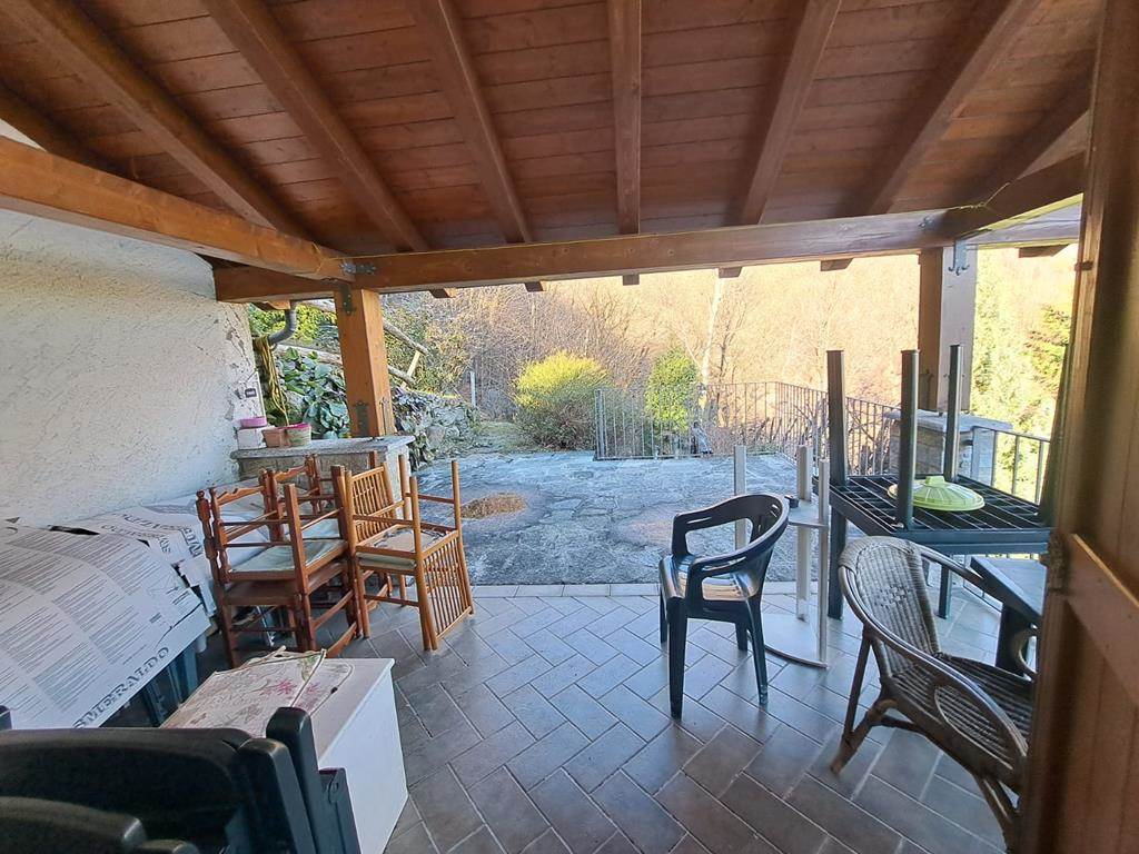 Detached Farmhouse with Land and Panoramic Lake Views - 2