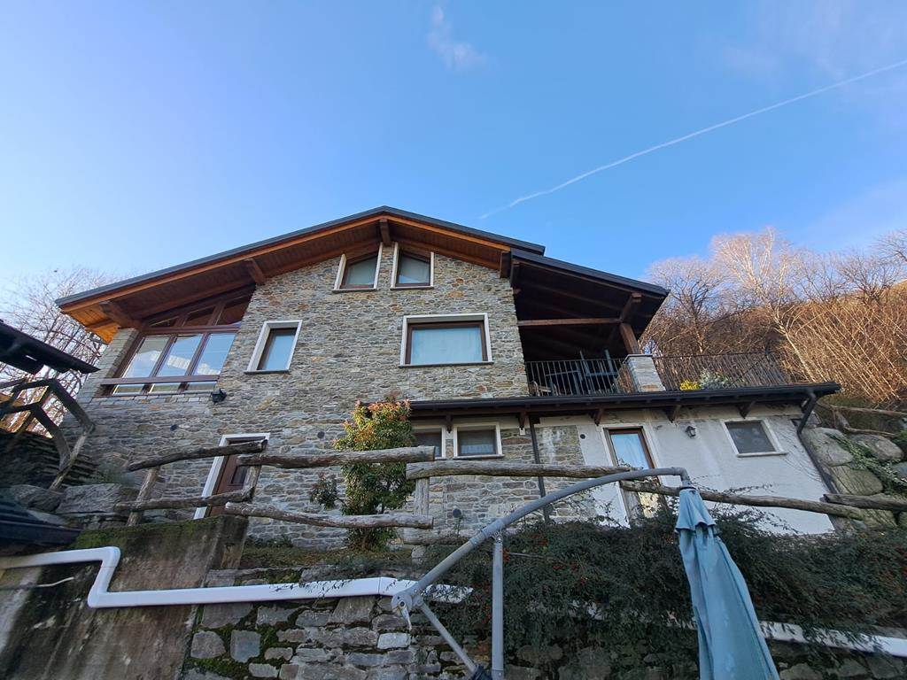 Detached Farmhouse with Land and Panoramic Lake Views - 3