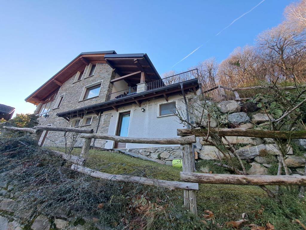 Detached Farmhouse with Land and Panoramic Lake Views - 5