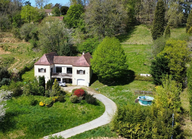 Modern House with 2 Garages and Large Terrace