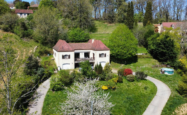 Modern House with 2 Garages and Large Terrace - 3