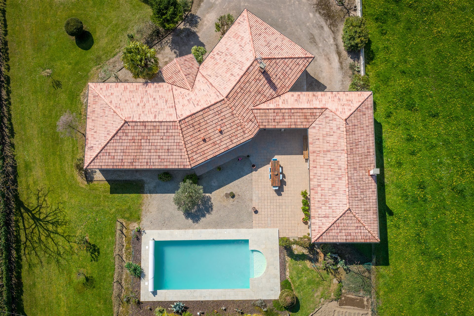 Large Single-Storey House with Pool