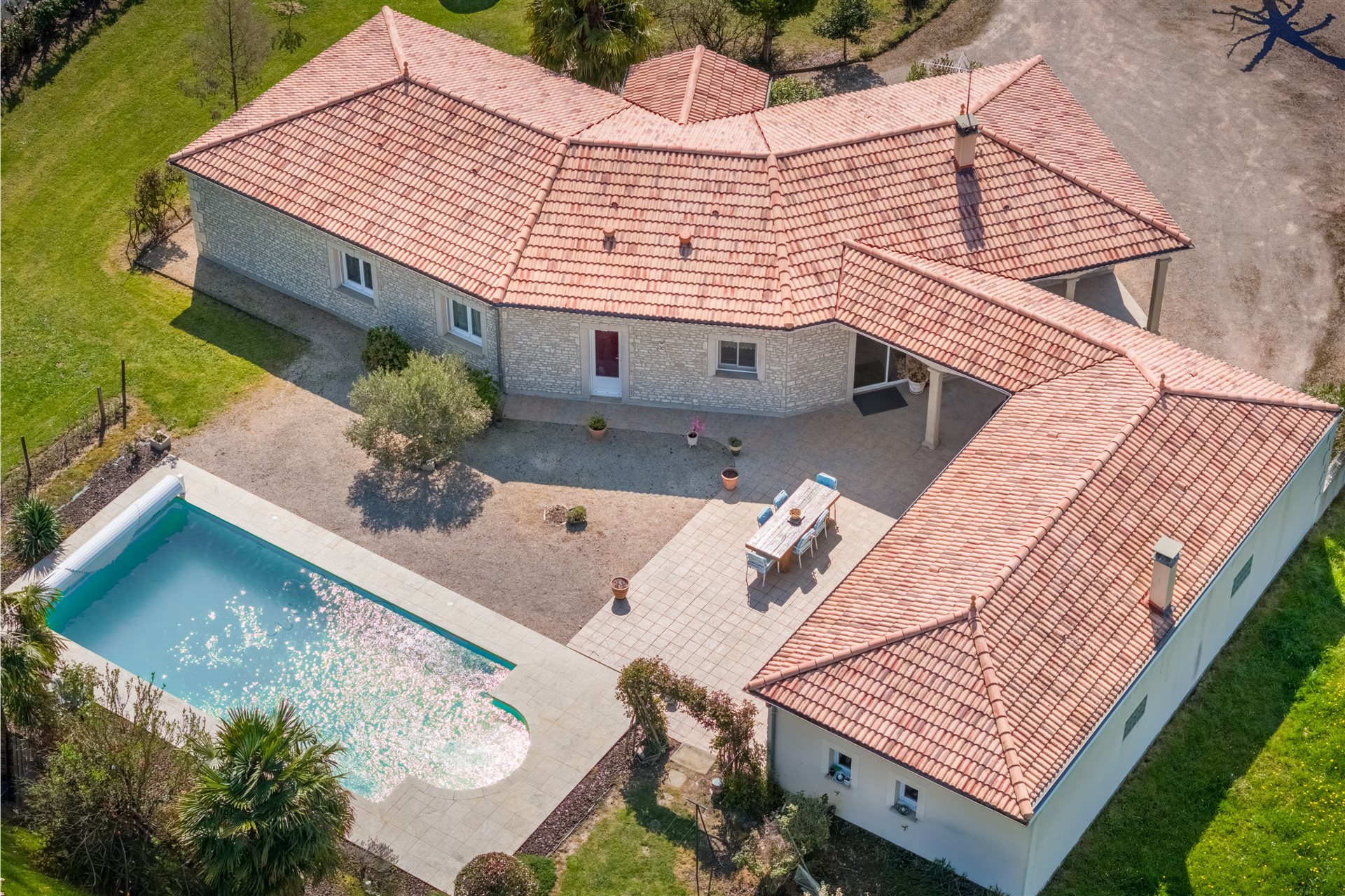 Large Single-Storey House with Pool - 2
