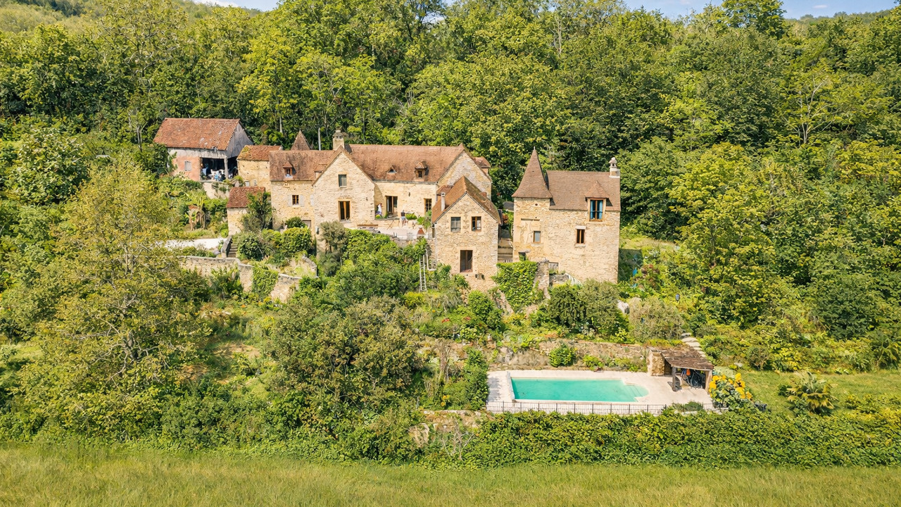 Charming Estate Comprising 3 Houses, Pool & Outbuildings – Breathtaking Panoramic Views – 24km Sarla