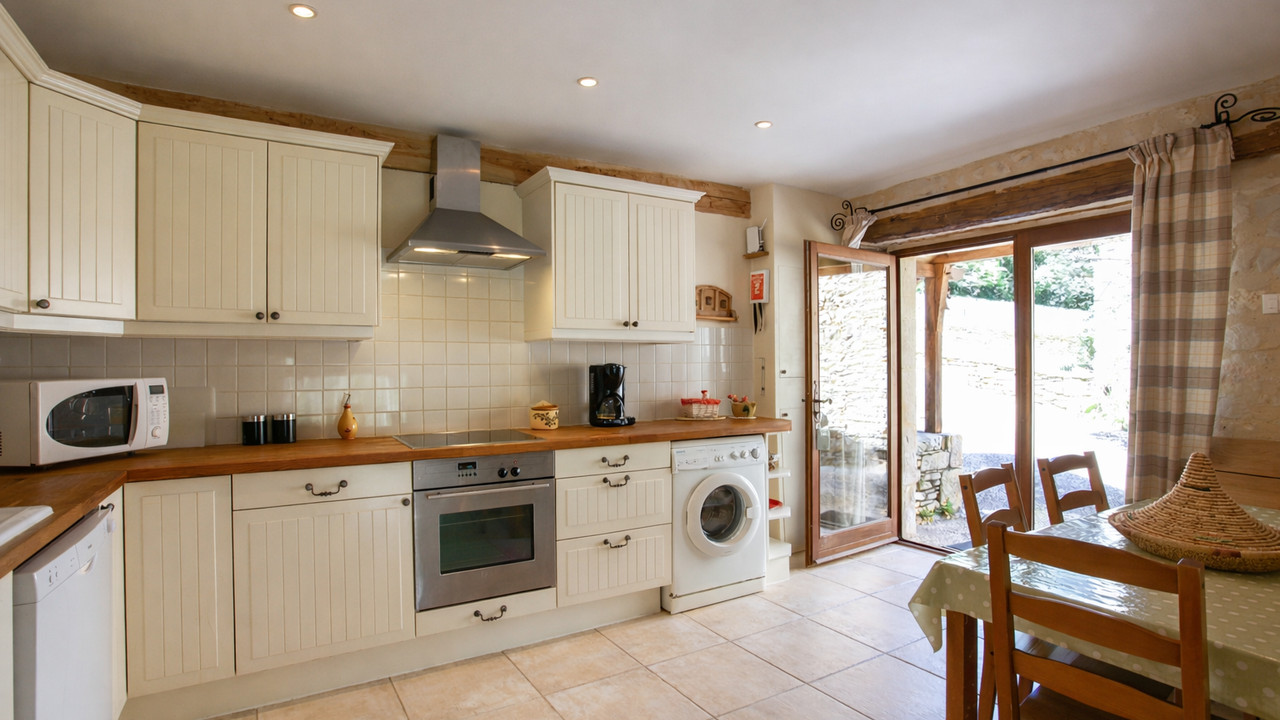 Charming Estate Comprising 3 Houses, Pool & Outbuildings – Breathtaking Panoramic Views – 24km Sarla - 5