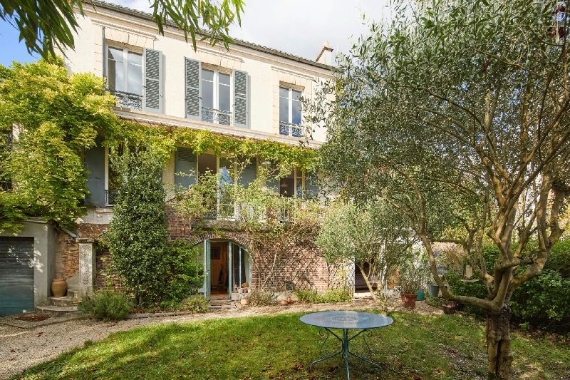 A lovely family house with a garden near the Saint-Cloud park