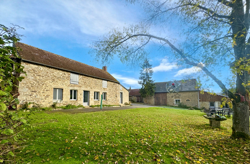 Property in 1.5 ha with 2 houses, lake and barns for sale