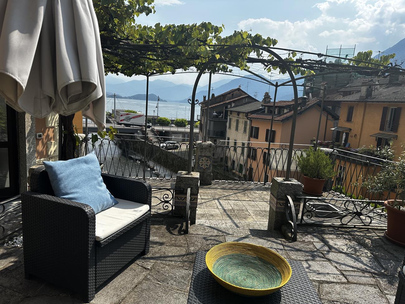 Centrally located village flat with spacious terrace - 4