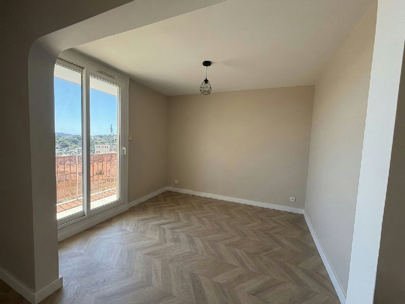 Apartment in Toulon, fully renovated with balcony - 4