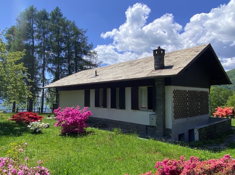 Small detached house with lake view in the middle of peace and nature