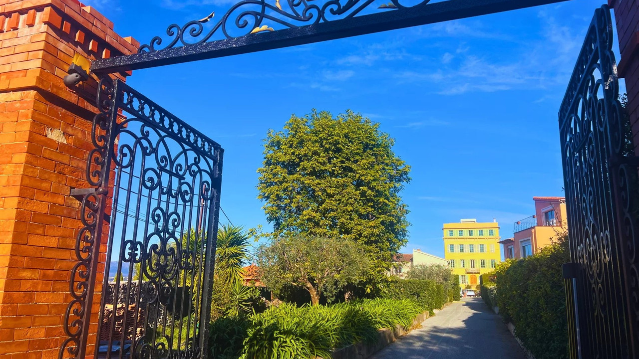 Penthouse 125m², terrace 99m². 4 room, 2 beds, 2 baths, 2 wc's, cellar and outside parking spot