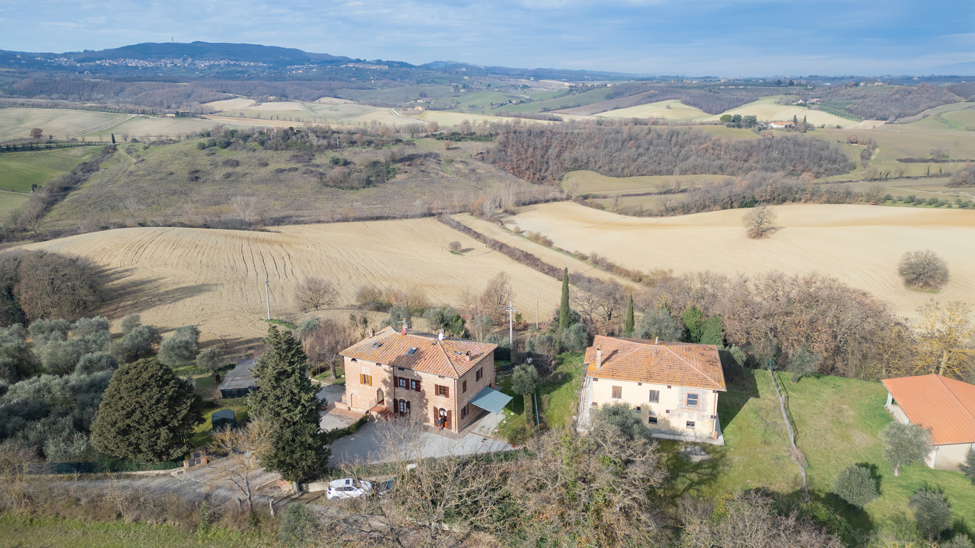Tuscan semi-detached farmhouse with 2 flats