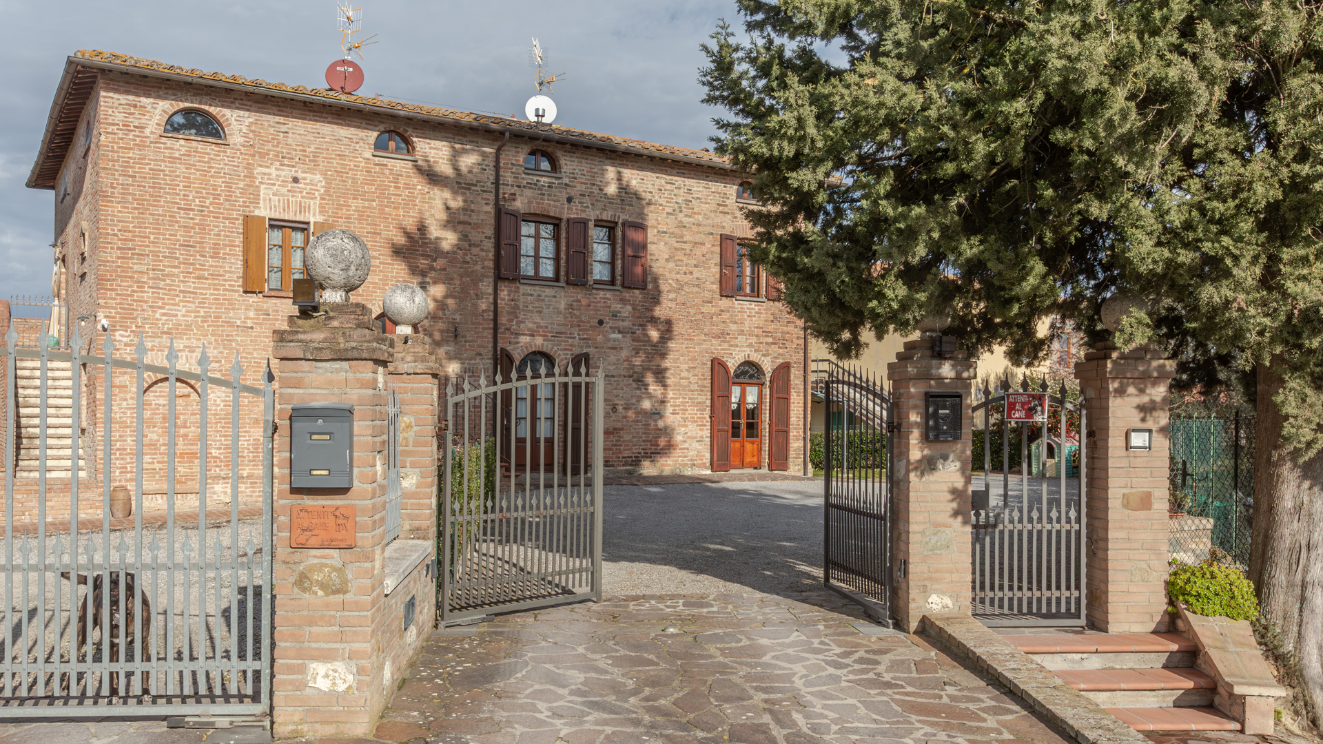 Tuscan semi-detached farmhouse with 2 flats - 2