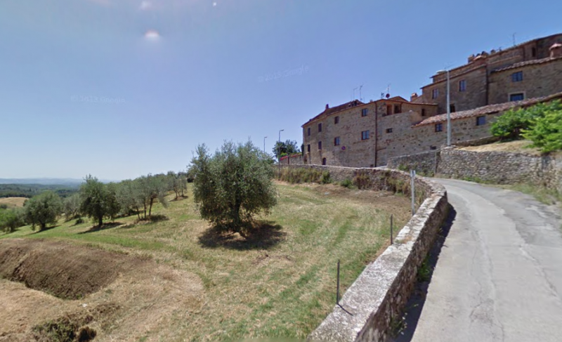 Renovated apartment on 2nd floor with 2 bedrooms, 2 bathrooms living and separated kichen. small storage on the groundfloor. Right in the heart of one of the most beautifull Borgo's of the Chianti!