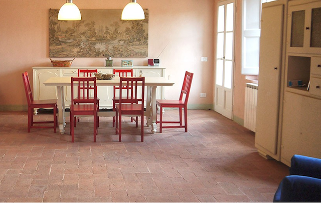 Renovated apartment on 2nd floor with 2 bedrooms, 2 bathrooms living and separated kichen. small storage on the groundfloor. Right in the heart of one of the most beautifull Borgo's of the Chianti! - 2