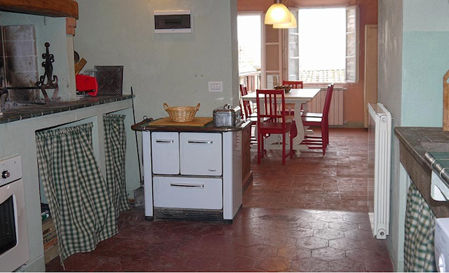 Renovated apartment on 2nd floor with 2 bedrooms, 2 bathrooms living and separated kichen. small storage on the groundfloor. Right in the heart of one of the most beautifull Borgo's of the Chianti! - 11