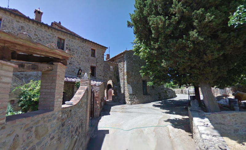 Renovated apartment on 2nd floor with 2 bedrooms, 2 bathrooms living and separated kichen. small storage on the groundfloor. Right in the heart of one of the most beautifull Borgo's of the Chianti! - 13
