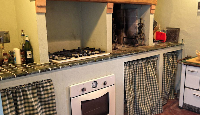 Renovated apartment on 2nd floor with 2 bedrooms, 2 bathrooms living and separated kichen. small storage on the groundfloor. Right in the heart of one of the most beautifull Borgo's of the Chianti! - 14