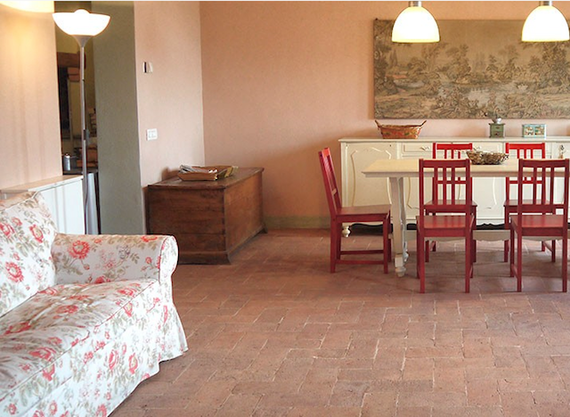 Renovated apartment on 2nd floor with 2 bedrooms, 2 bathrooms living and separated kichen. small storage on the groundfloor. Right in the heart of one of the most beautifull Borgo's of the Chianti! - 3