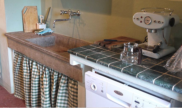 Renovated apartment on 2nd floor with 2 bedrooms, 2 bathrooms living and separated kichen. small storage on the groundfloor. Right in the heart of one of the most beautifull Borgo's of the Chianti! - 7