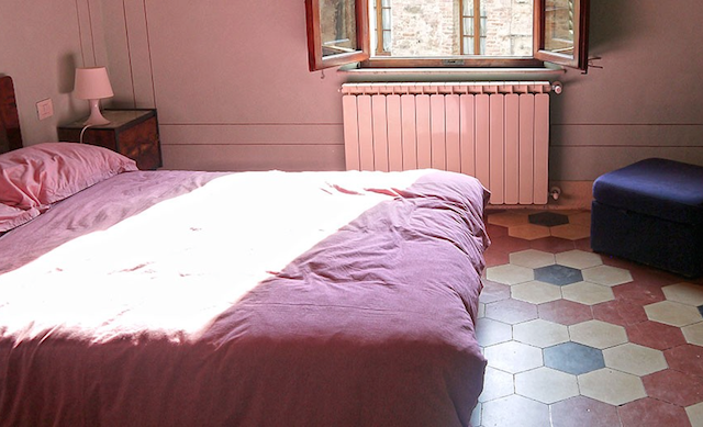 Renovated apartment on 2nd floor with 2 bedrooms, 2 bathrooms living and separated kichen. small storage on the groundfloor. Right in the heart of one of the most beautifull Borgo's of the Chianti! - 8