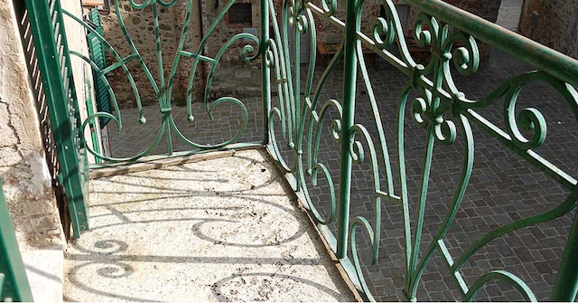 Renovated apartment on 2nd floor with 2 bedrooms, 2 bathrooms living and separated kichen. small storage on the groundfloor. Right in the heart of one of the most beautifull Borgo's of the Chianti! - 9