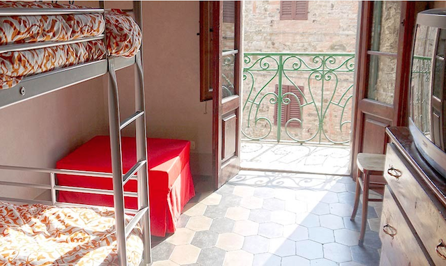 Renovated apartment on 2nd floor with 2 bedrooms, 2 bathrooms living and separated kichen. small storage on the groundfloor. Right in the heart of one of the most beautifull Borgo's of the Chianti! - 10