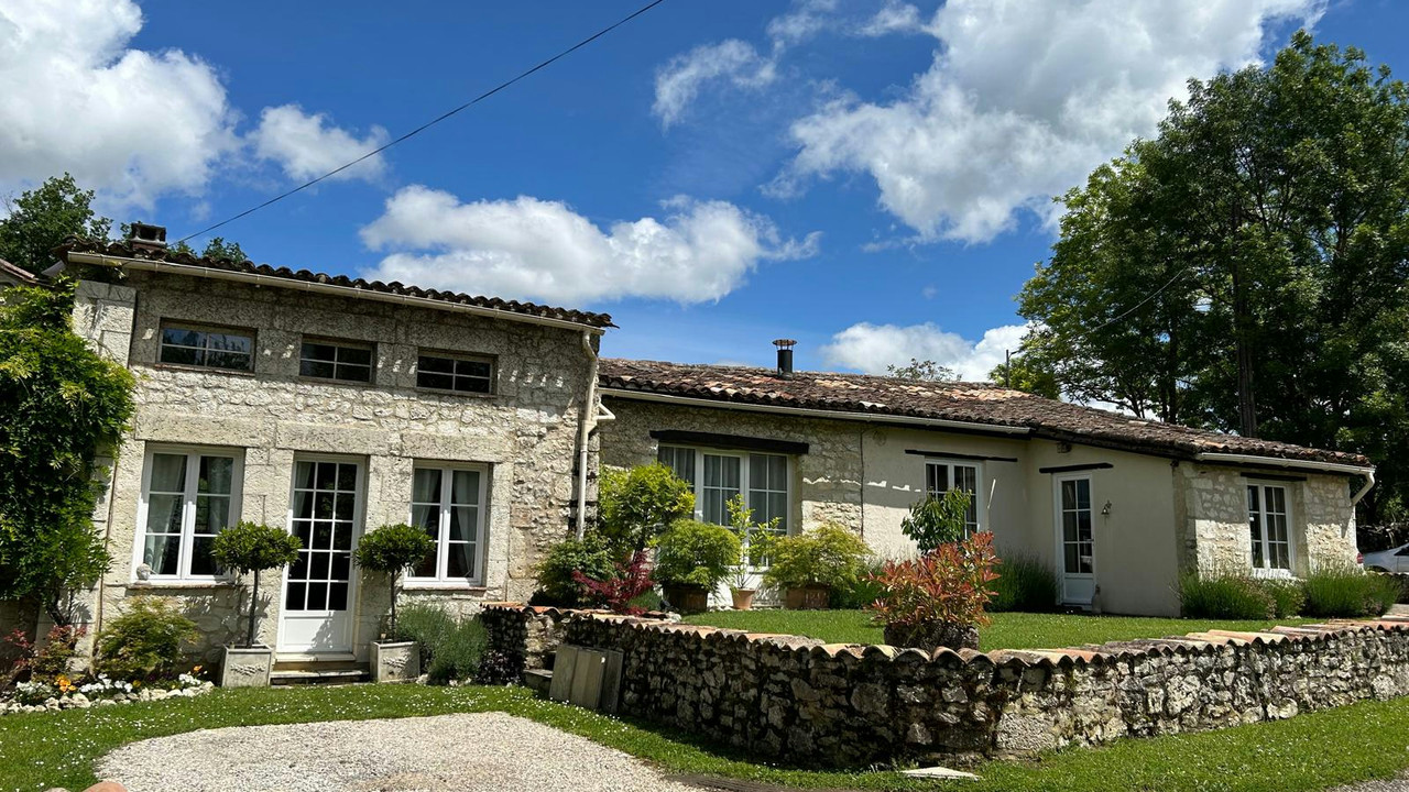 Charming renovated 6-bed stone home with pool, gîte potential and flexible family living near Duras