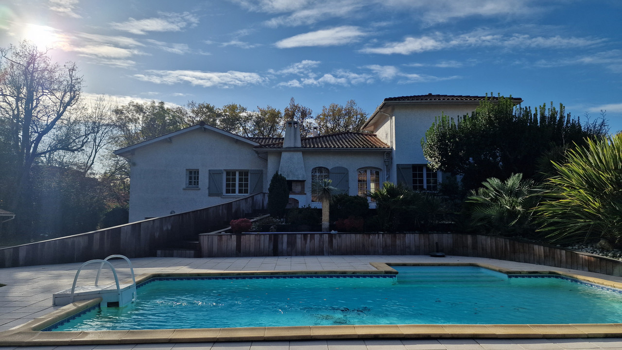 Charming 160 m² House with Pool and Spacious Garden