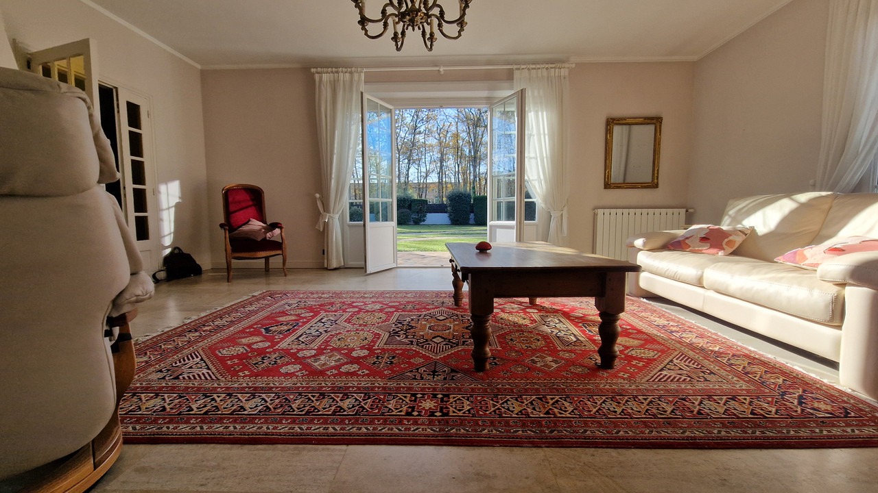 Charming 160 m² House with Pool and Spacious Garden - 4