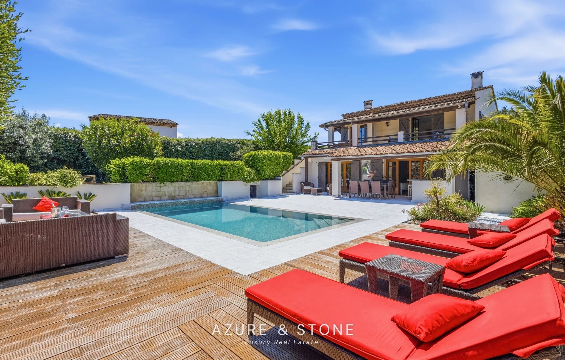 Family villa with pool, walking distance to the village