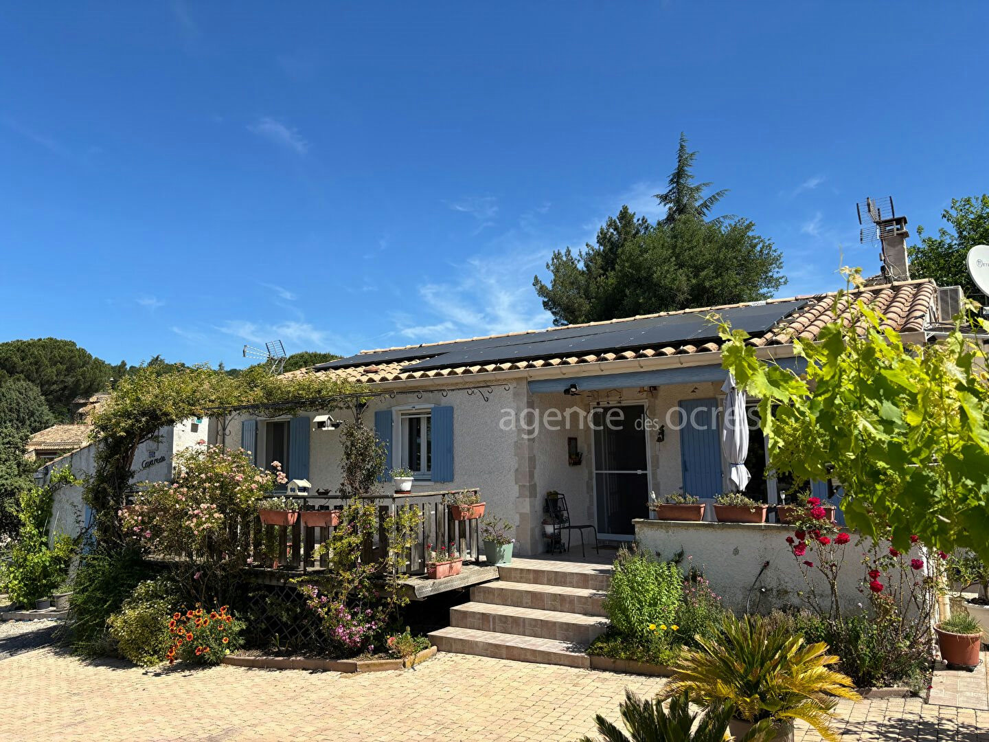 House with 3 bedrooms, independent studio and 1000 sqm garden. Unobstructed view of the heights of A