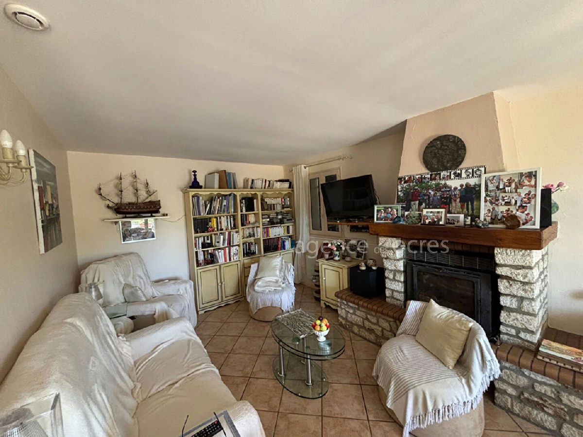 House with 3 bedrooms, independent studio and 1000 sqm garden. Unobstructed view of the heights of A - 4