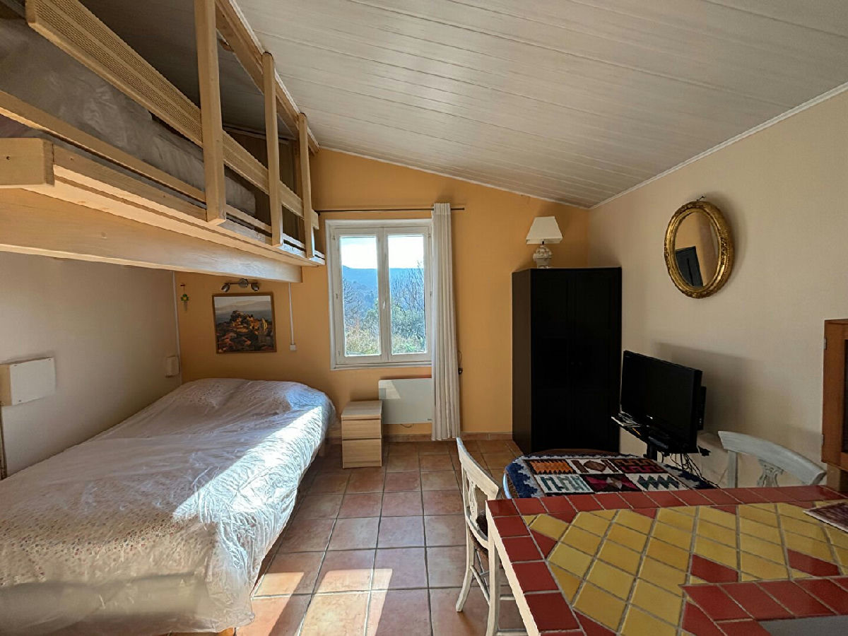 House with 3 bedrooms, independent studio and 1000 sqm garden. Unobstructed view of the heights of A - 7