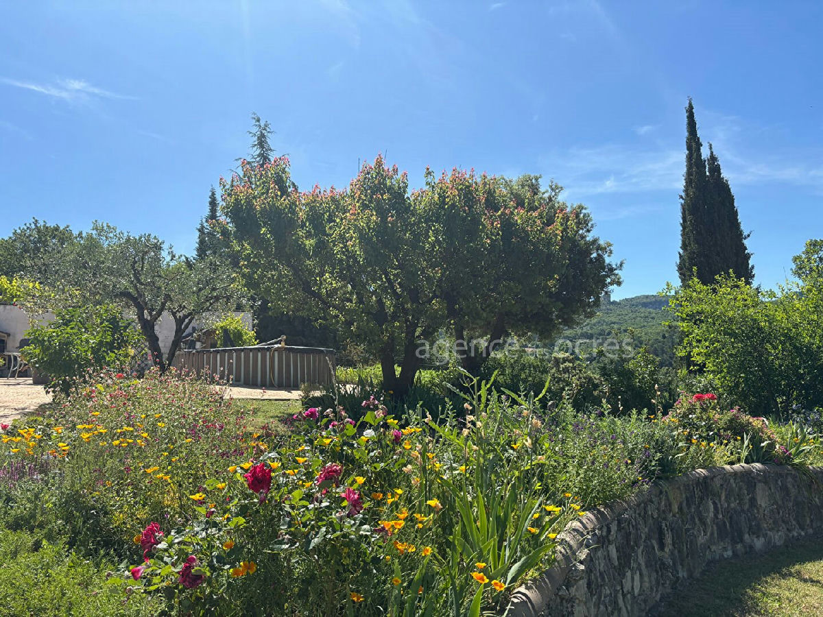 House with 3 bedrooms, independent studio and 1000 sqm garden. Unobstructed view of the heights of A - 9