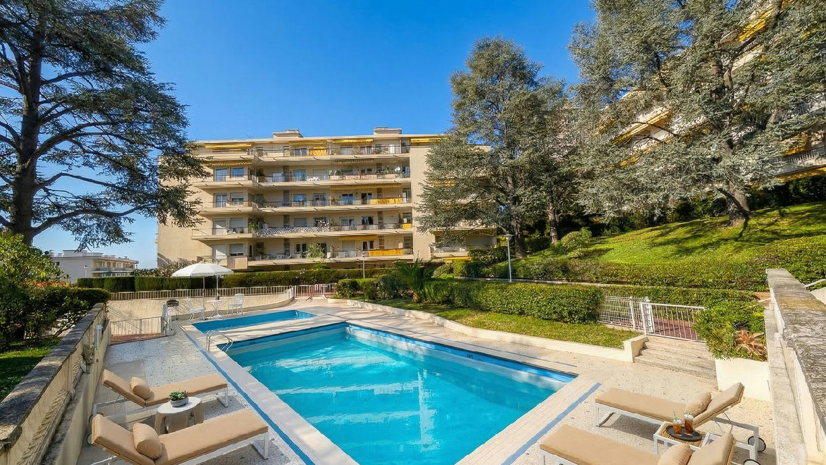 Fully Renovated Penthouse with 97m² Terrace in Secure Residence with Pool | Sea Views | Close to Pro - 2