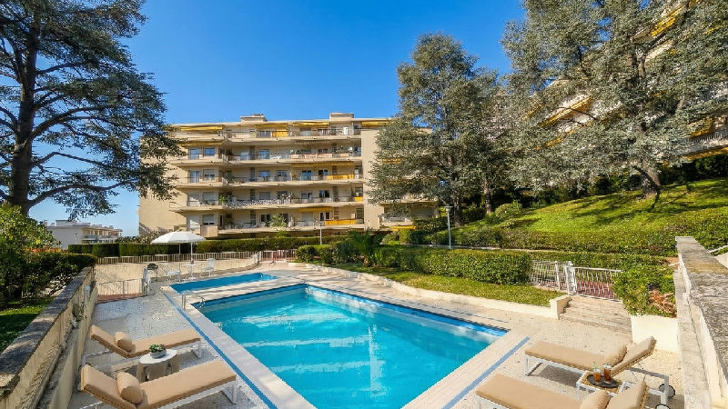 Fully Renovated Penthouse with 97m² Terrace in Secure Residence with Pool | Sea Views | Close to Pro - 2