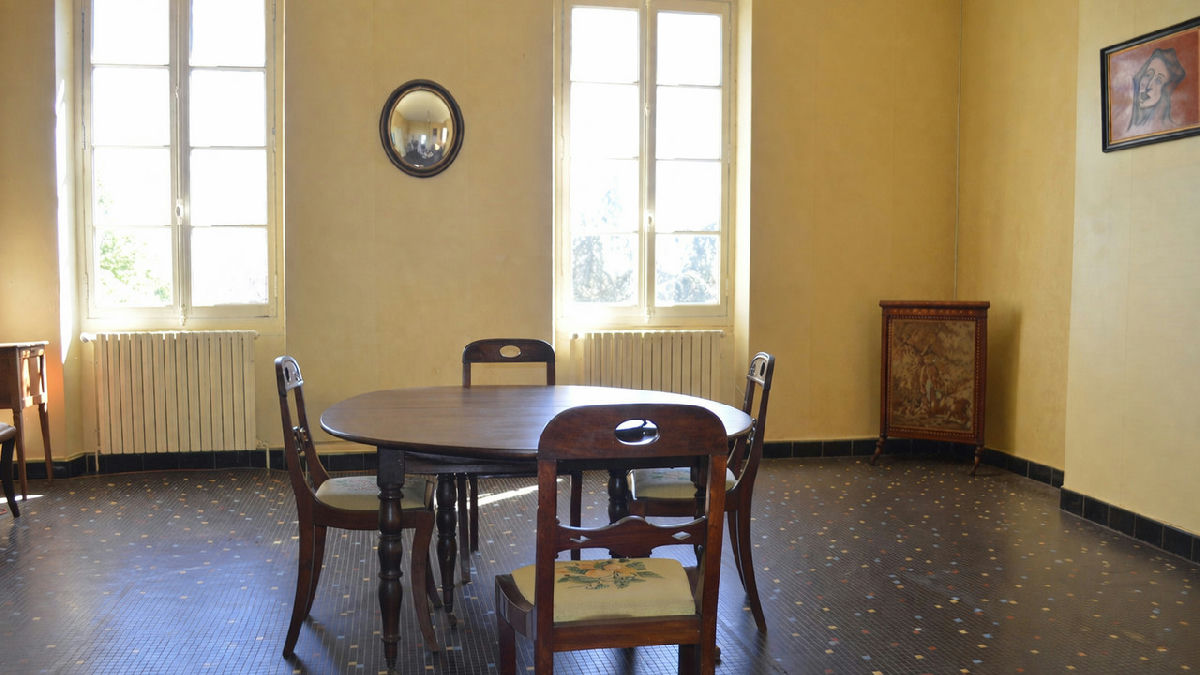Just 10 minutes from Agen and the A62 motorway, a property spanning over 4.4 hectares with fully fenced woodland - 10