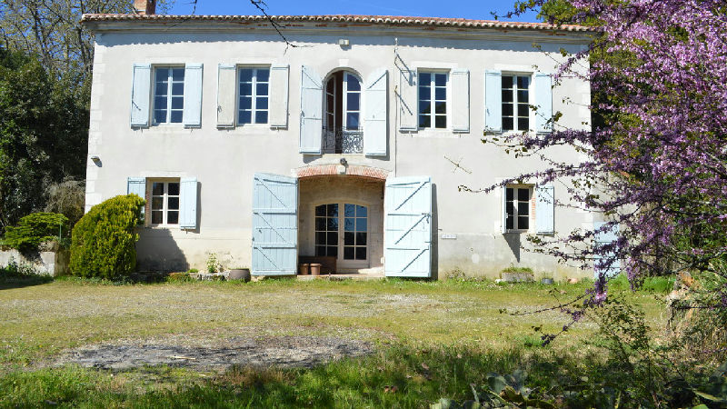 Just 10 minutes from Agen and the A62 motorway, a property spanning over 4.4 hectares with fully fenced woodland