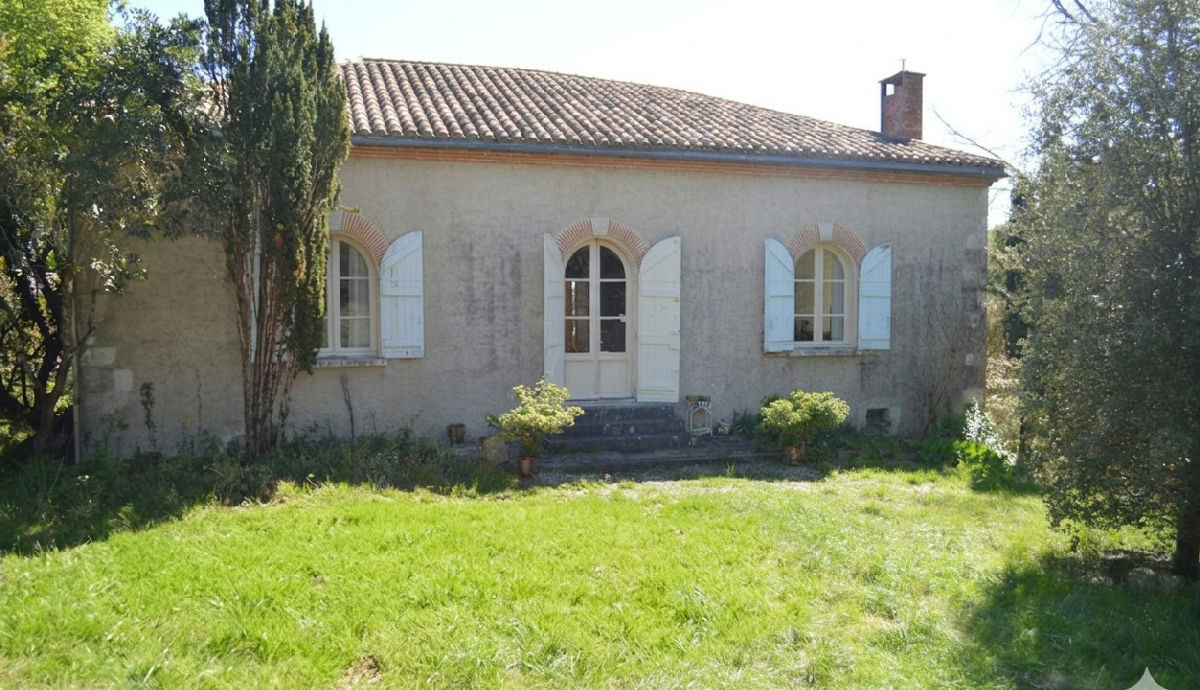 Just 10 minutes from Agen and the A62 motorway, a property spanning over 4.4 hectares with fully fenced woodland - 2