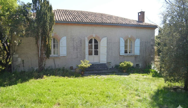Just 10 minutes from Agen and the A62 motorway, a property spanning over 4.4 hectares with fully fenced woodland - 2