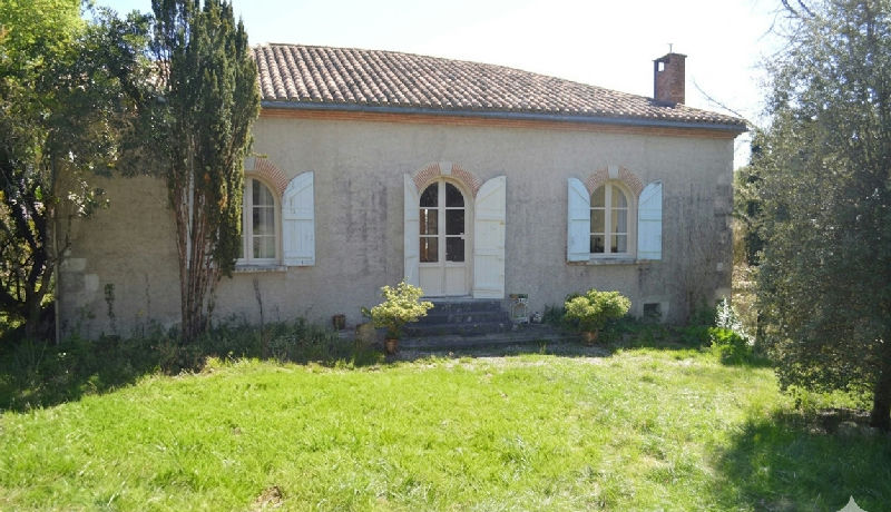 Just 10 minutes from Agen and the A62 motorway, a property spanning over 4.4 hectares with fully fenced woodland - 2