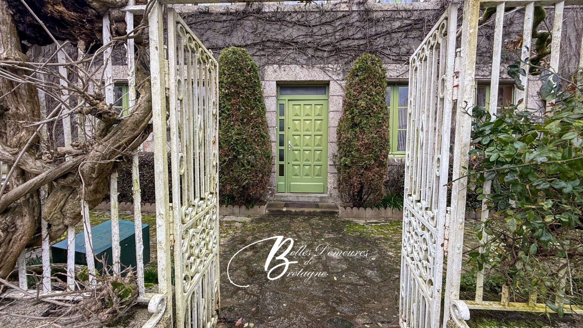 Distinguished manor house with outbuildings - 3